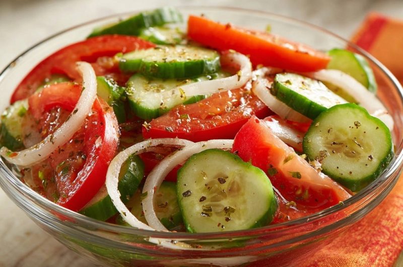 Tomaten-Gurken-Zwiebel-Salat