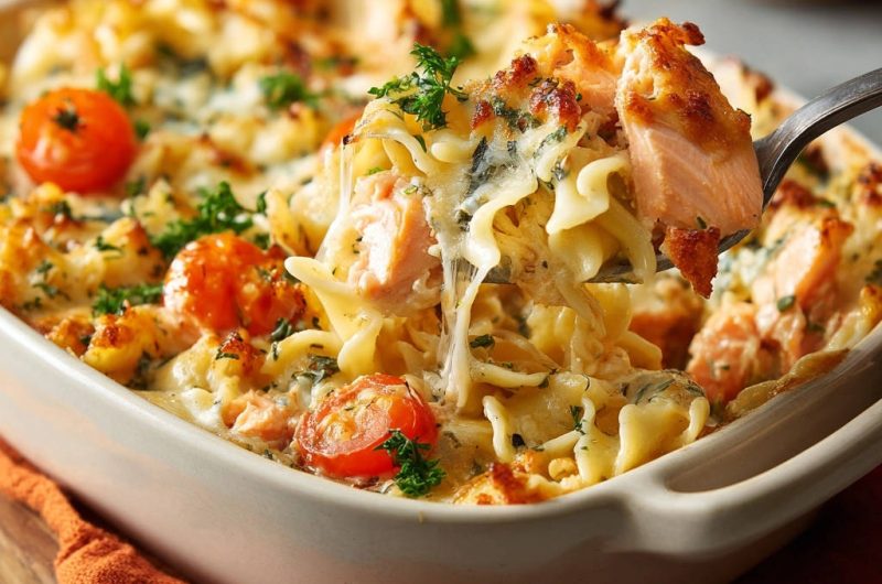 Cremiger Lachs-Nudelauflauf mit Kirschtomaten