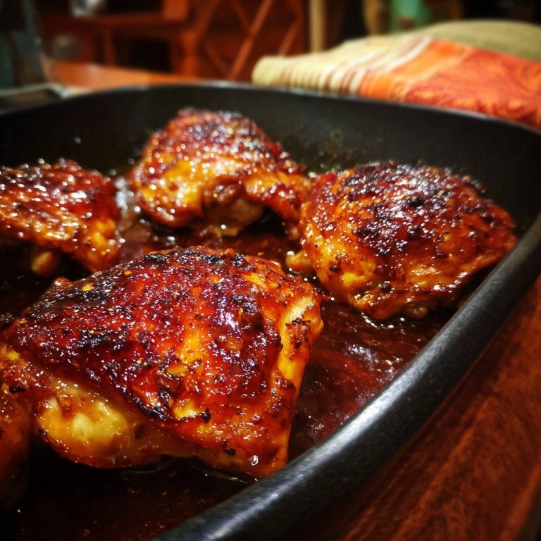Glasierte Hähnchenschenkel aus dem Ofen: Knusprige Haut garantiert!