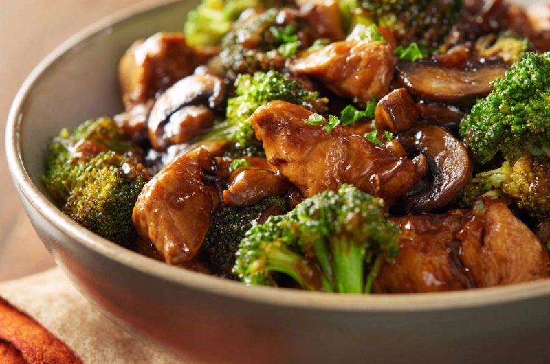 Saftiges Hähnchen mit Brokkoli und Pilzen