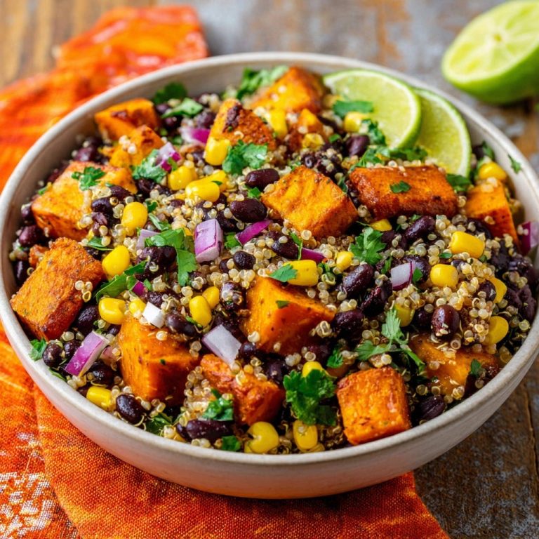 Bunte Quinoa-Bowl mit Süßkartoffeln, serviert in einer Schüssel mit Limettenspalten und frischer Petersilie, Nahaufnahme.