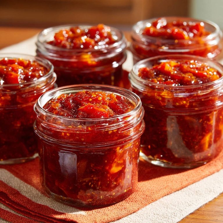 Hausgemachtes Feigen-Chutney in fünf Einmachgläsern, nahaufnahme der fruchtigen Konsistenz und der roten Farbe