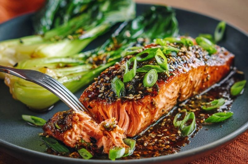Glasierter Lachs mit Sesam und Pak Choi