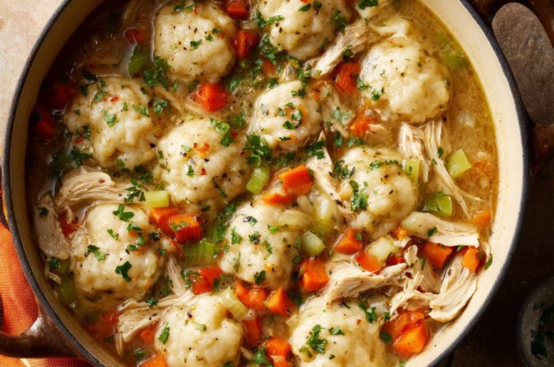 Herzhafter Hühnertopf mit Klößen