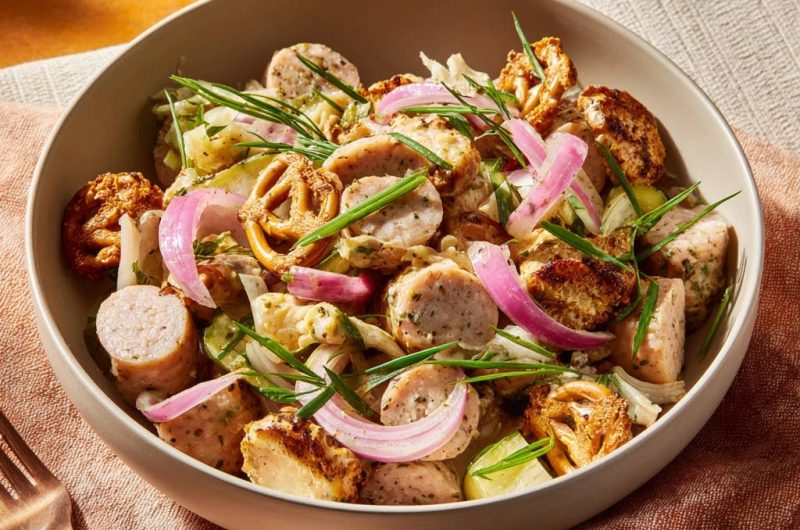 Herzhafter Wurstsalat mit Brezel-Crunch