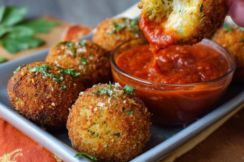 Knusprige Reisbällchen mit Tomatendip