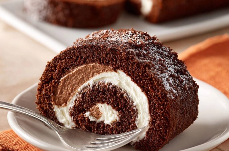 Schokoladen-Biskuitrolle mit Doppelcreme