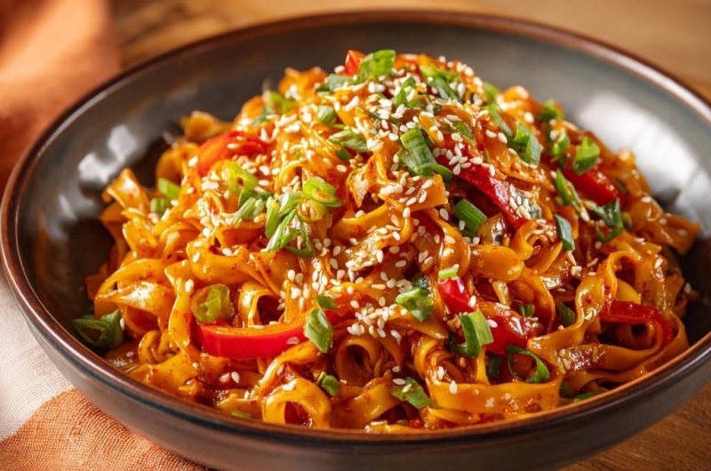Asiatische Bandnudeln mit Paprika und Sesam
