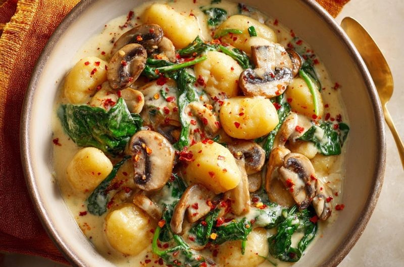 Cremige Gnocchi-Pfanne mit Pilzen und Spinat