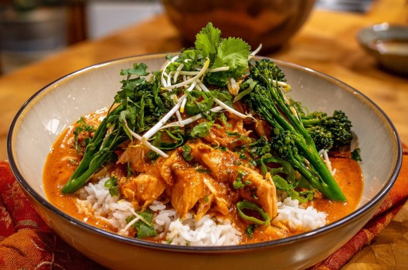 Cremiges Hähnchen-Curry mit Brokkolini