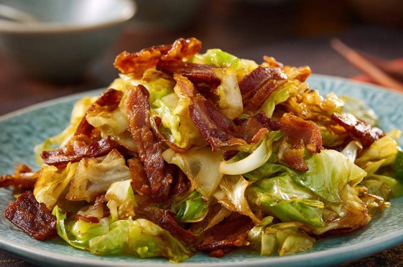 Gebratener Weißkohl mit knusprigem Bacon