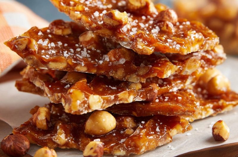 Gerösteter Haselnuss-Krokant mit Meersalz