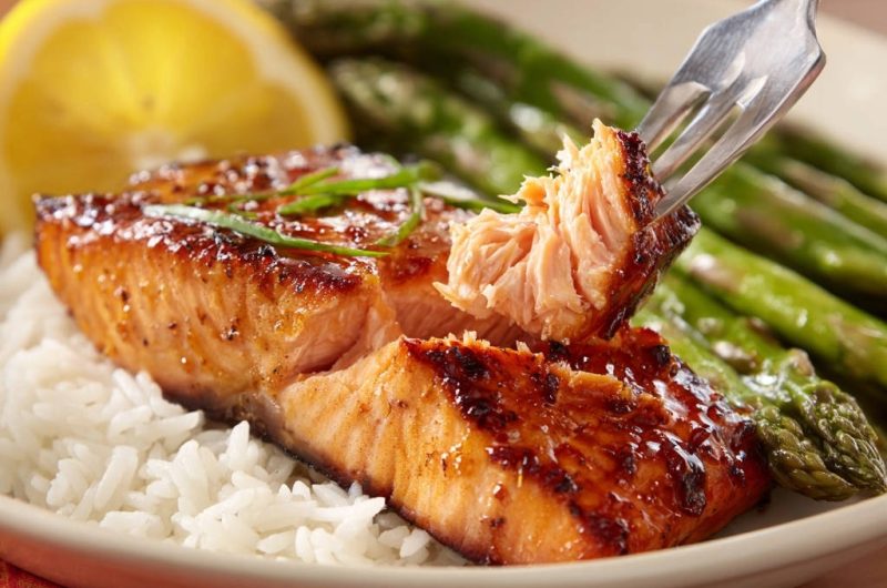 Glasierter Lachs mit Spargel und Reis