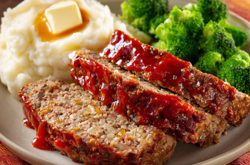 Saftiger Familien-Hackbraten mit cremigem Kartoffelbrei und knackigem Brokkoli