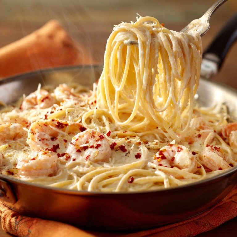 Cremige Garnelen Spaghetti mit einer Gabel, die eine Portion dampfender Nudeln aus der Pfanne hebt.