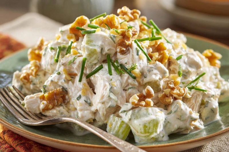 Cremiger Hähnchensalat mit Walnüssen und frischen Kräutern
