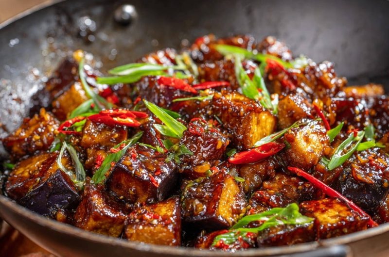 Glasierte Wok-Aubergine