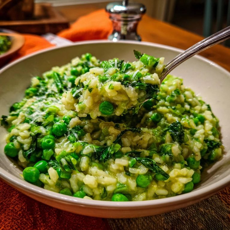 Grünes Erbsen-Spinat-Risotto, auf einer Gabel serviert, zeigt die cremige Textur und frische Zutaten.