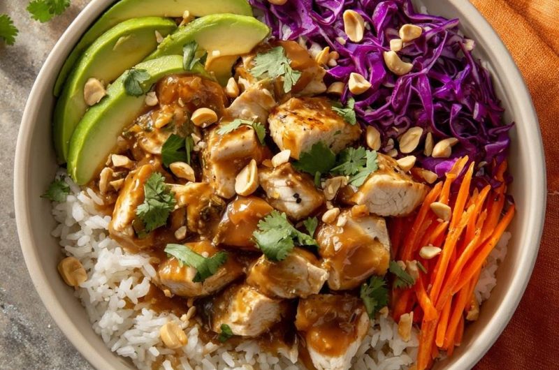 Asiatische Erdnuss-Hähnchen-Bowl (Keine klumpige Erdnuss-Sauce mehr!)