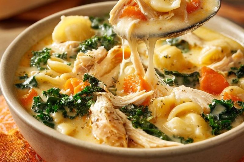 Cremige Hühnersuppe mit Orecchiette, Grünkohl und Karotten (Nie wieder matschige Nudeln!)