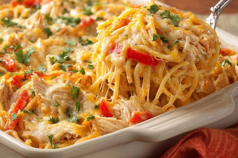 Cremiger Hähnchen-Paprika-Nudelauflauf