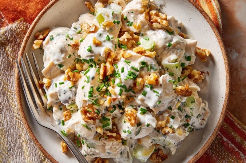 Cremiger Hähnchensalat mit Walnüssen und Schnittlauch