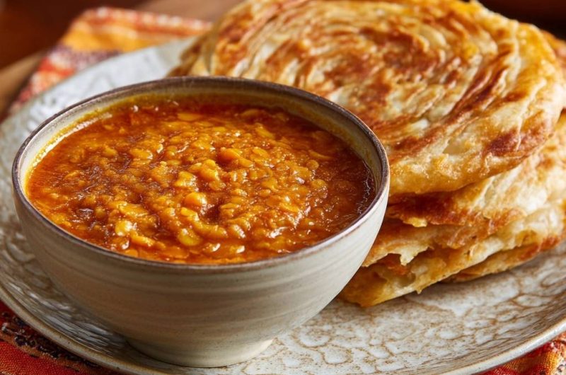 Cremiges Masoor Dal mit schichtigen Parathas