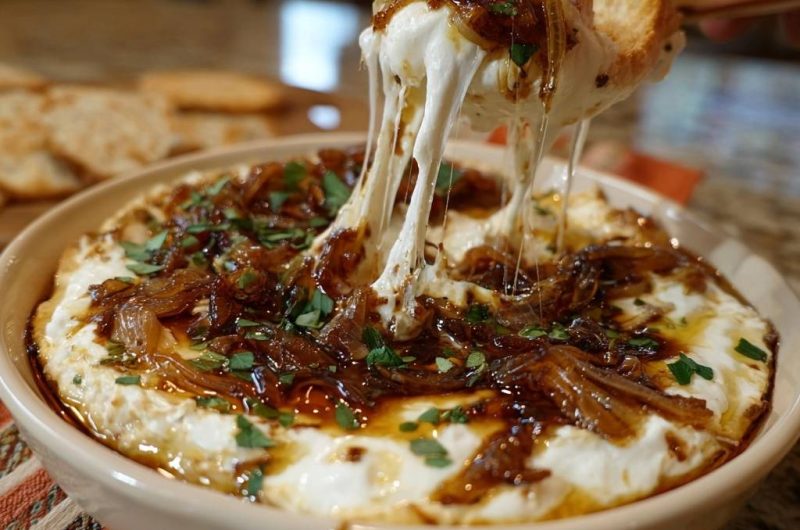 Gebackener Brie mit Karamellzwiebeln