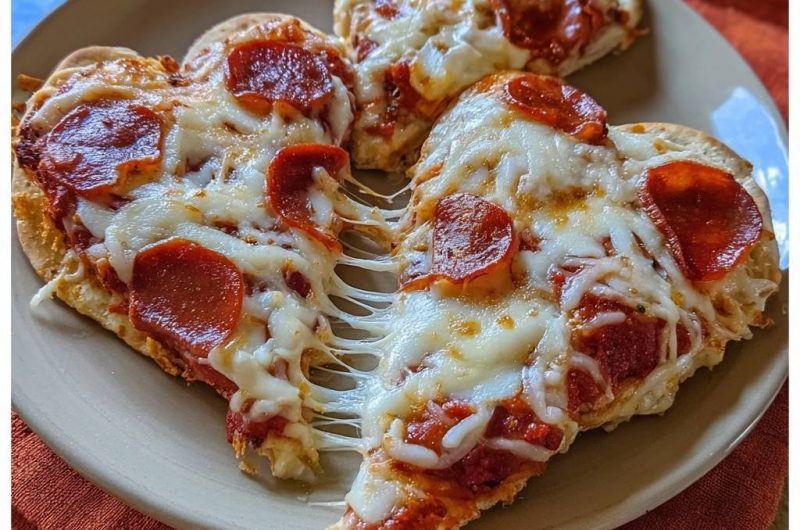 Herzförmige Pepperoni-Pizza