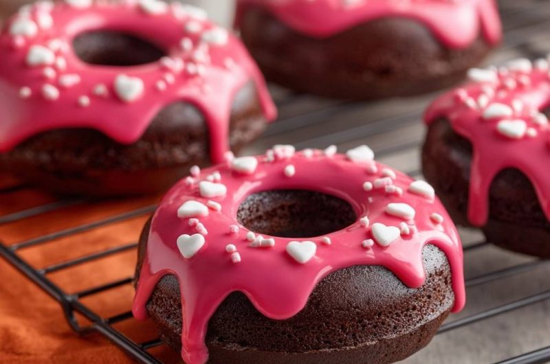 Herzige Schoko-Donuts mit Pink-Glasur