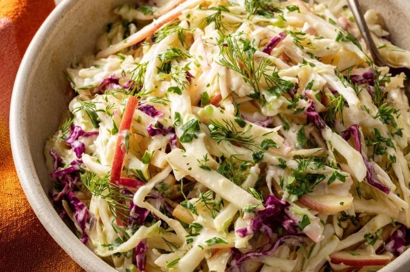 Knackiger Apfel-Dill-Coleslaw