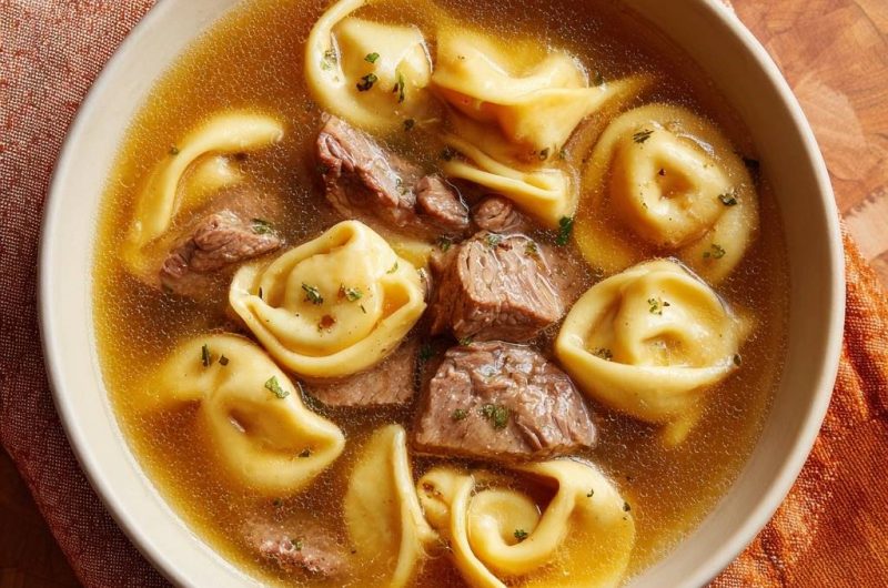 Ravioli mit Rindfleisch in goldener Brühe
