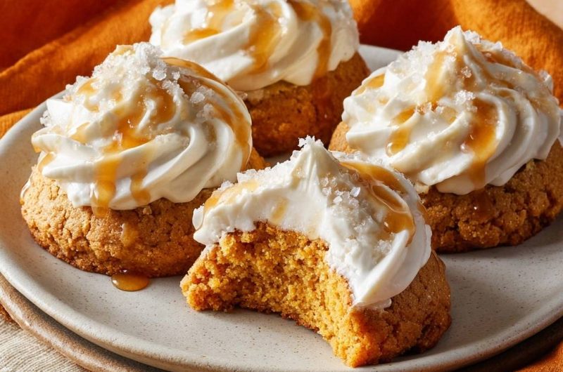 Saftige Kürbiskekse mit Karamell-Sahne-Frosting (Nie wieder flache Kürbiskekse!)