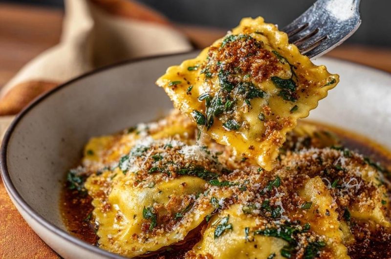 Spinat-Ravioli in goldbrauner Butter mit knusprigen Krümeln (Nie wieder verbrannte braune Butter!)