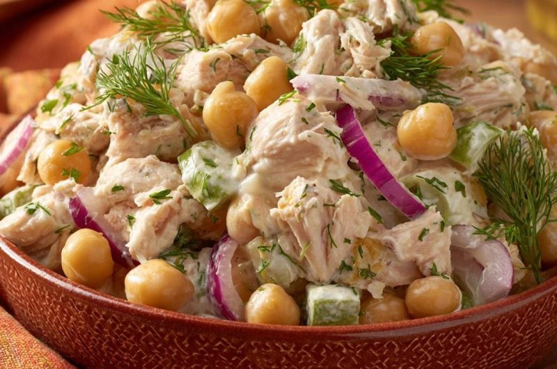 Cremiger Hähnchen-Kichererbsen-Salat mit Dill