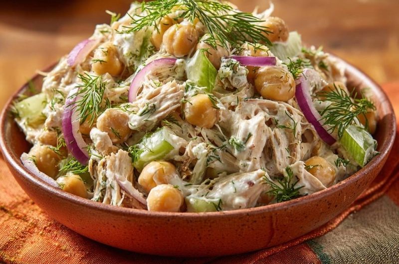Cremiger Hähnchen-Kichererbsen-Salat mit Dill und Gurke