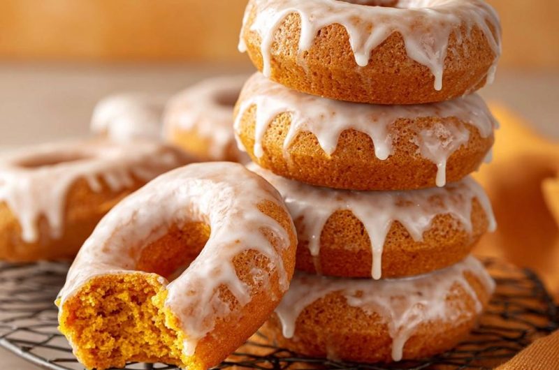 Fluffige Kürbis-Donuts mit Zuckerguss