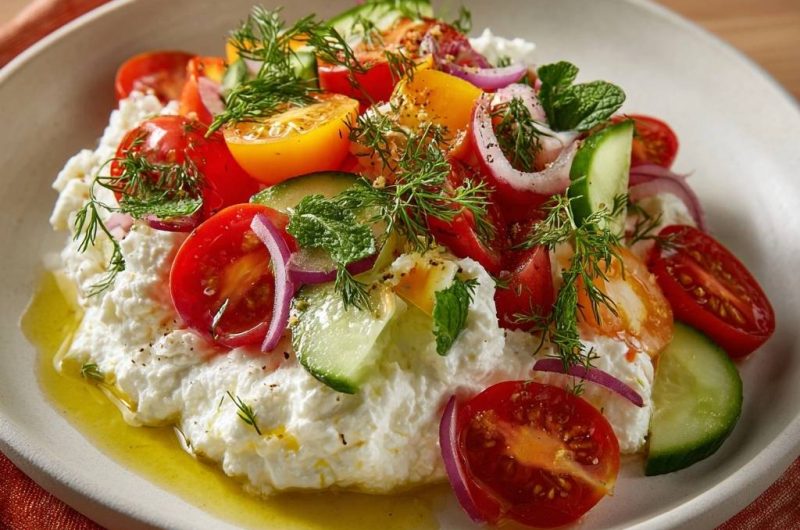 Frischer Feta-Dill-Salat mit Tomaten und Gurken