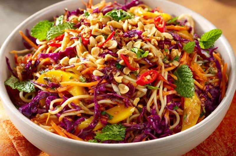 Knackiger Asiatischer Kraut-Mango-Nudel-Salat