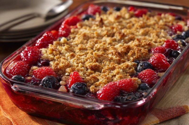 Knuspriger Himbeer-Blaubeer-Crumble