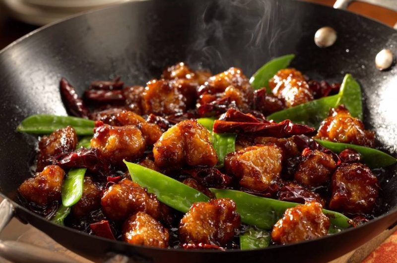 Knuspriges Wok-Hähnchen mit Schneeerbsen