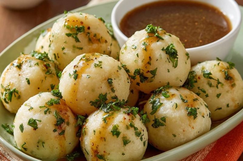Perfekte Petersilien-Kartoffelknödel mit Bratensoße