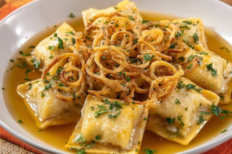 Ravioli in goldener Brühe mit knusprigen Zwiebeln