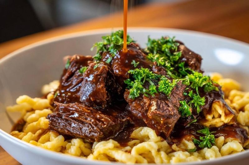 Saftiges Rindergulasch mit Spätzle