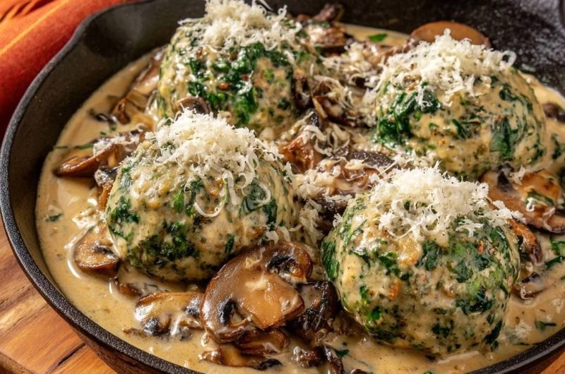 Spinatklöße in cremiger Pilzsoße