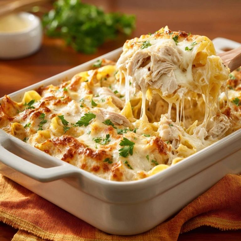 Cremiger Hähnchen-Lasagne-Auflauf mit geschmolzenem Käse, der beim Anheben Fäden zieht.