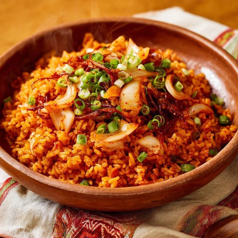 Knuspriger Kimchi-Gebratener Reis, im Detail mit Frühlingszwiebeln und gerösteten Zwiebeln garniert.