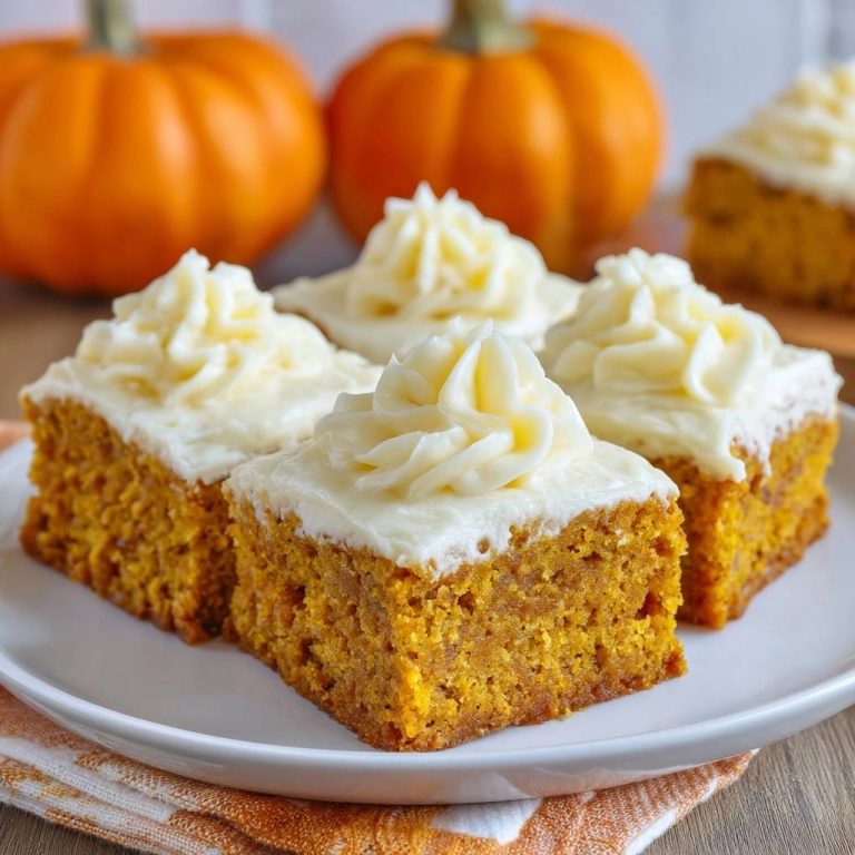 Saftige Kürbis-Squares mit Frischkäse-Frosting, hier im Detail mit kunstvoll aufgespritzt auf den einzelnen Portionen.