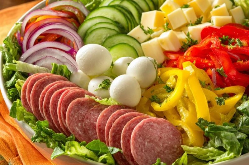 Bunter Mozzarella-Salat mit Salami