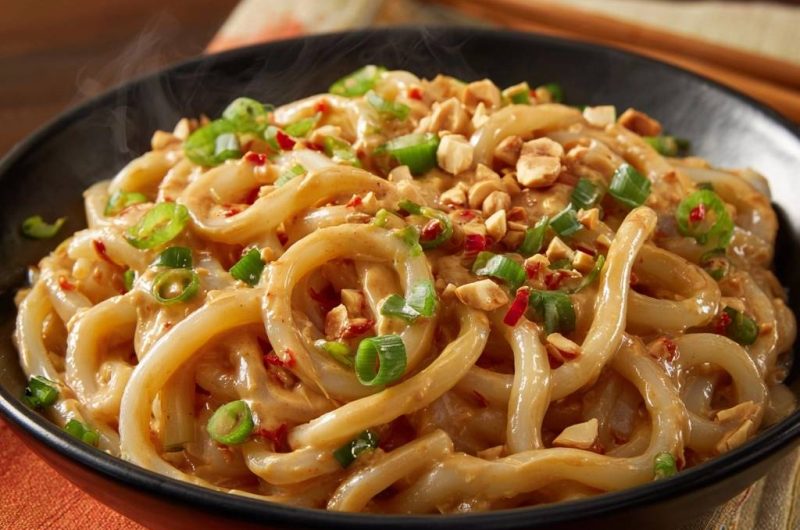 Cremige Erdnuss-Udon-Nudeln